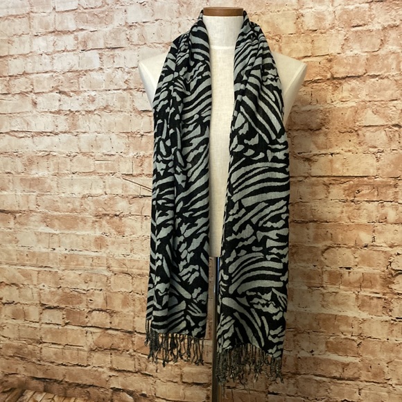 Accessories - Black and gray scarf with fringe